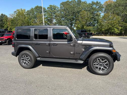 2025 Jeep Wrangler 4-Door Sahara 4x4