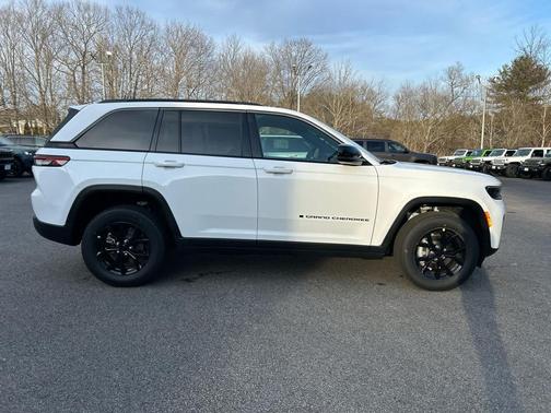 Bright White Clearcoat 2026 Jeep Grand Cherokee Altitude