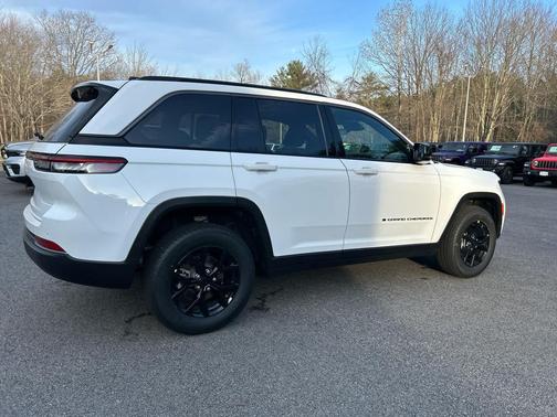 Bright White Clearcoat 2026 Jeep Grand Cherokee Altitude