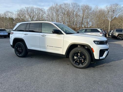 Bright White Clearcoat 2026 Jeep Grand Cherokee Altitude