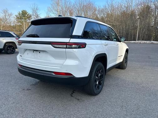 Bright White Clearcoat 2026 Jeep Grand Cherokee Altitude