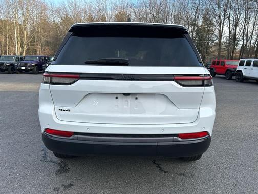 Bright White Clearcoat 2026 Jeep Grand Cherokee Altitude