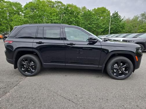 Diamond Black Crystal Pearlcoat 2026 Jeep Grand Cherokee Limited