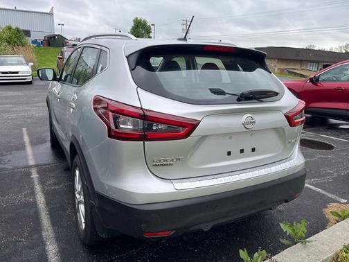 Brilliant Silver Metallic 2022 Nissan Rogue Sport SV