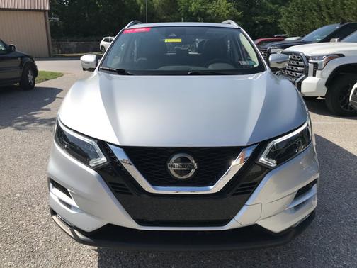 Brilliant Silver Metallic 2022 Nissan Rogue Sport SL