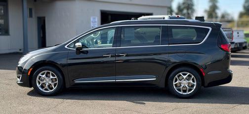Brilliant Black Crystal Pearlcoat 2017 Chrysler Pacifica Limited