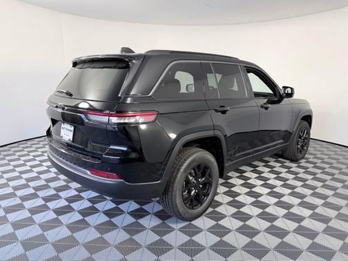 Diamond Black 2026 Jeep Grand Cherokee Laredo