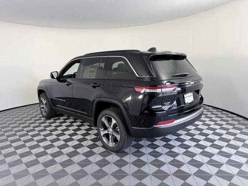Diamond Black 2026 Jeep Grand Cherokee Limited 4x2