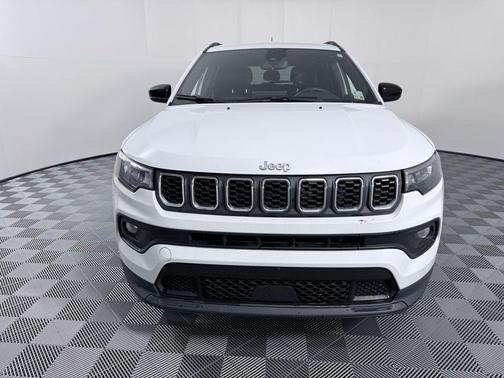 Bright White Clearcoat 2024 Jeep Compass Latitude
