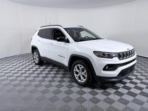 Bright White Clearcoat 2024 Jeep Compass Latitude