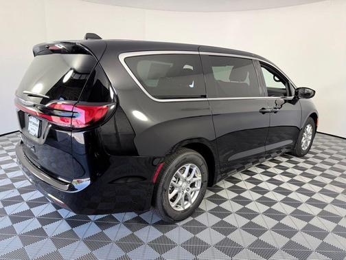 Diamond Black 2026 Chrysler Pacifica Select