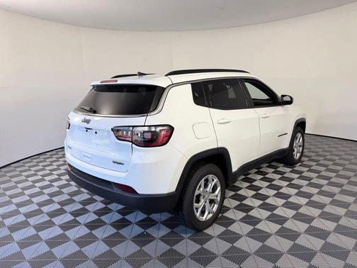 Bright White Clearcoat 2024 Jeep Compass Latitude