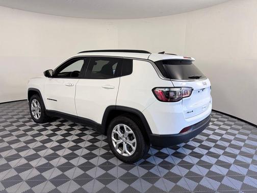 Bright White Clearcoat 2024 Jeep Compass Latitude