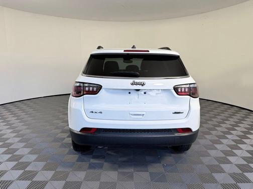 Bright White Clearcoat 2024 Jeep Compass Latitude