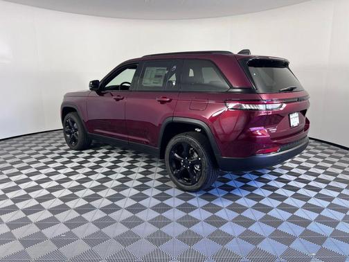 2025 Jeep Grand Cherokee Laredo