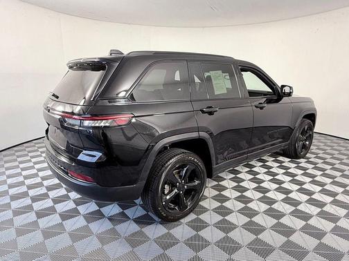 Diamond Black 2024 Jeep Grand Cherokee Laredo