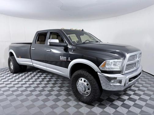 Brilliant Black Crystal Pearlcoat 2016 RAM 3500 Laramie
