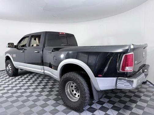 Brilliant Black Crystal Pearlcoat 2016 RAM 3500 Laramie