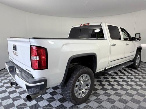 White Frost Tri-Coat 2019 GMC Sierra 2500 Denali