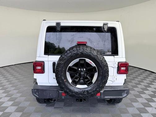 Bright White Clearcoat 2018 Jeep Wrangler Unlimited Sahara