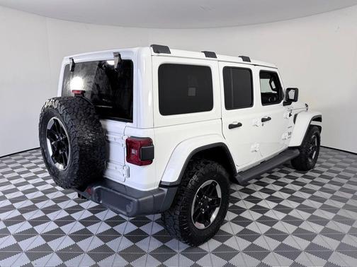 Bright White Clearcoat 2018 Jeep Wrangler Unlimited Sahara
