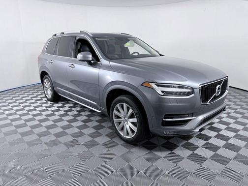 Bright Silver Metallic 2018 Volvo XC90 T6 Momentum