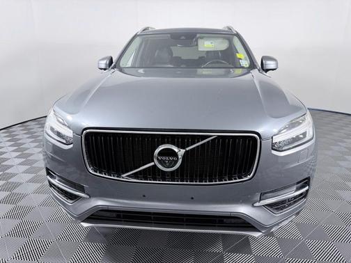 Bright Silver Metallic 2018 Volvo XC90 T6 Momentum