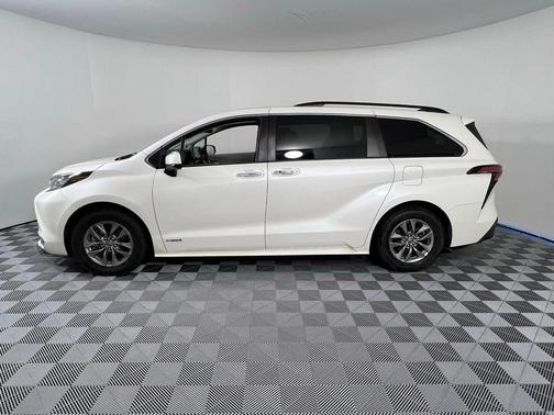 2021 Toyota Sienna XLE