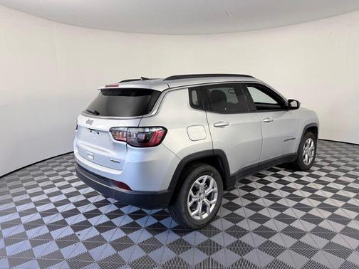 Silver Zynith 2024 Jeep Compass Latitude