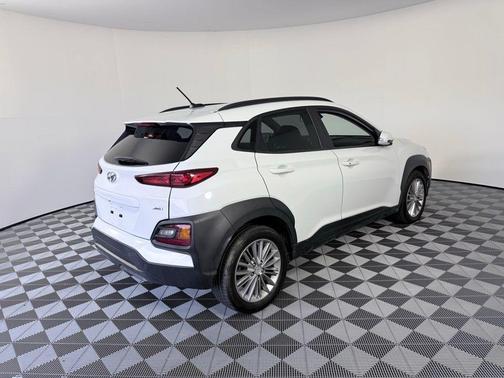 Chalk White 2018 Hyundai KONA SEL