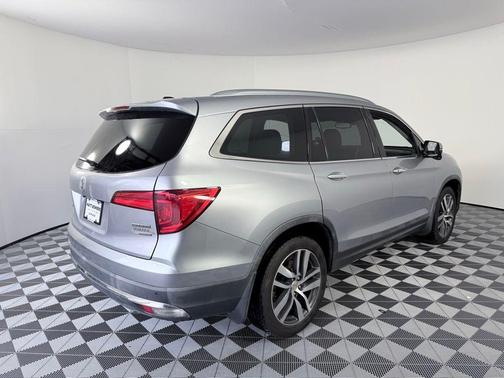 Lunar Silver Metallic 2018 Honda Pilot Touring