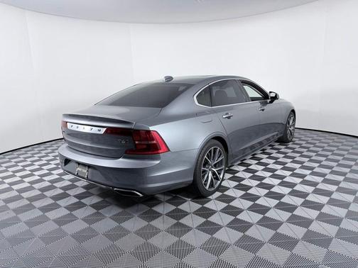 2019 Volvo S90 T6 Momentum