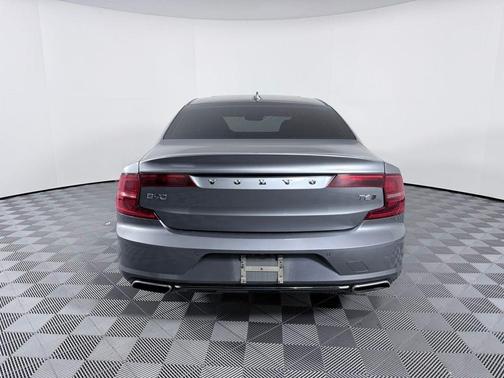 2019 Volvo S90 T6 Momentum