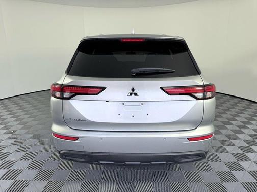 2022 Mitsubishi Outlander ES