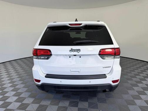 Bright White Clearcoat 2021 Jeep Grand Cherokee Laredo E