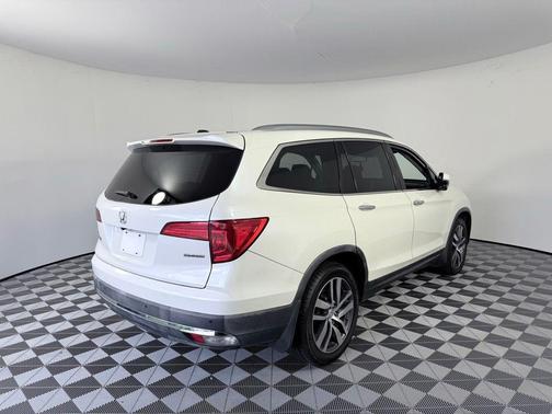White 2017 Honda Pilot Touring