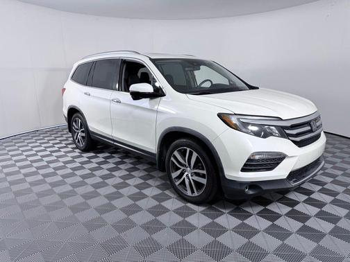White 2017 Honda Pilot Touring