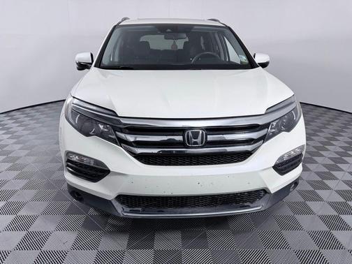 White 2017 Honda Pilot Touring
