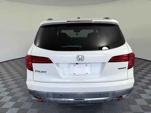 White 2017 Honda Pilot Touring