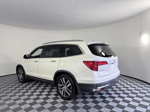 White 2017 Honda Pilot Touring