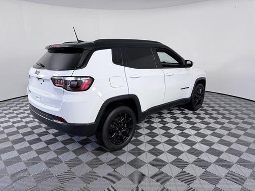 Bright White Clearcoat 2024 Jeep Compass Latitude