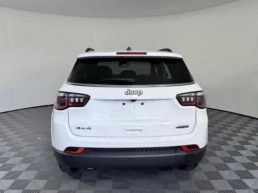 Bright White Clearcoat 2025 Jeep Compass Latitude