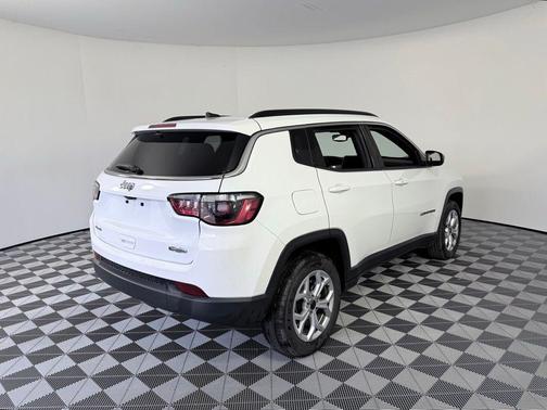 Bright White Clearcoat 2025 Jeep Compass Latitude