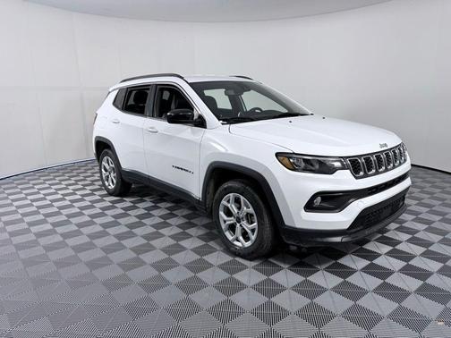 Bright White Clearcoat 2025 Jeep Compass Latitude
