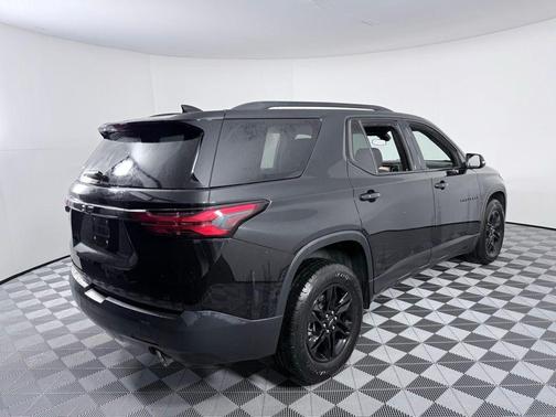 Mosaic Black Metallic 2023 Chevrolet Traverse LT Cloth