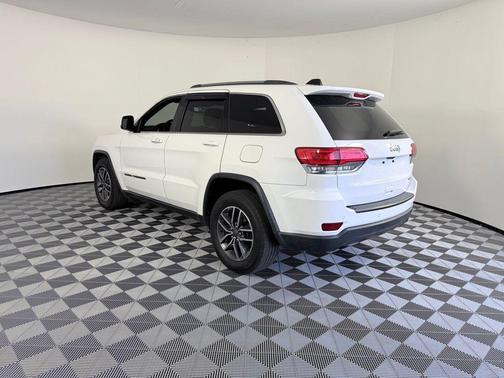 Bright White Clearcoat 2019 Jeep Grand Cherokee Laredo E