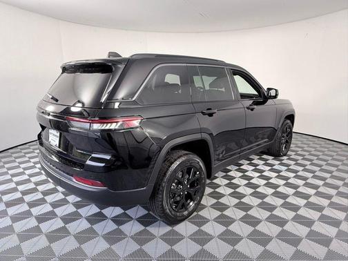 Diamond Black 2026 Jeep Grand Cherokee Laredo