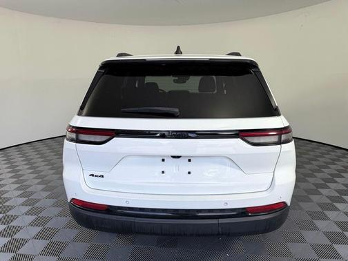Bright White Clearcoat 2024 Jeep Grand Cherokee Laredo