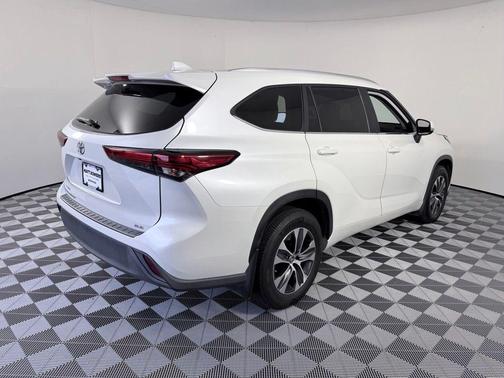 Pearl 2023 Toyota Highlander XLE