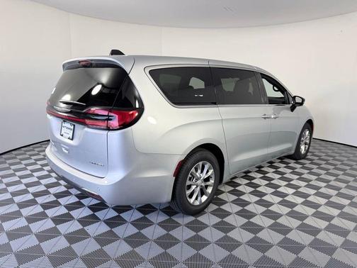 Silver Mist 2026 Chrysler Pacifica Limited